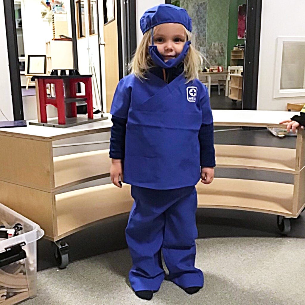 Wilma 3 år klädd som sjuksköterska